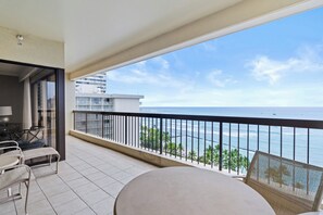 Outdoor dining - Welcome to Your Island Retreat in Waikiki (Honolulu)
