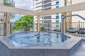 Alberca al aire libre y alberca climatizada