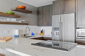 Fridge, microwave, oven, stovetop - Welcome to Your Island Retreat in Waikiki (Honolulu)