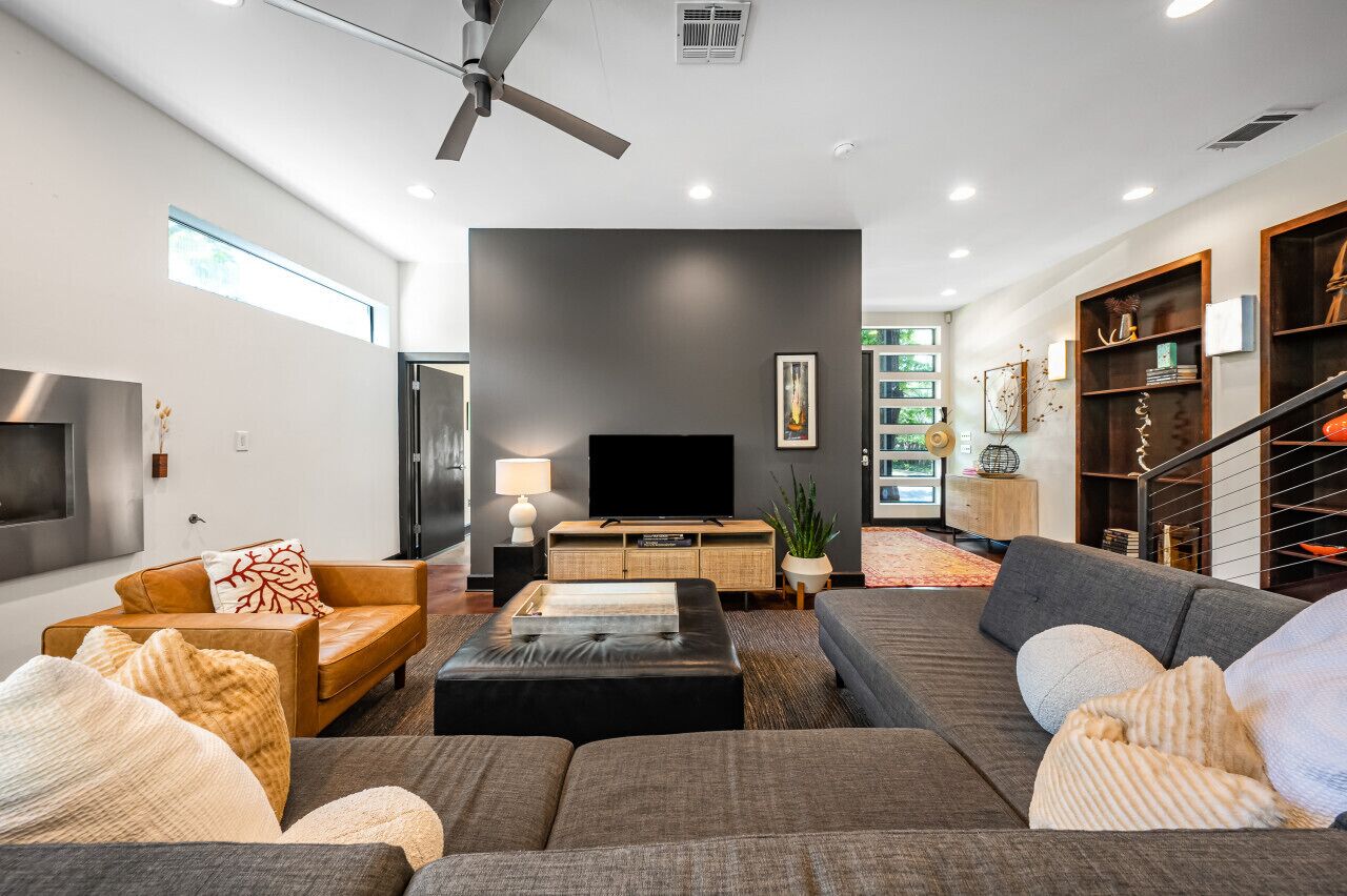 Televisión y chimenea 