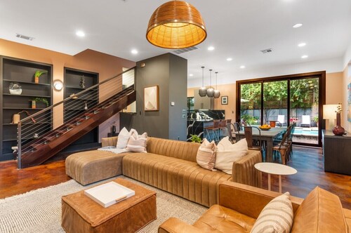 Welcome to your ultimate large-group retreat! Whether you’re celebrating a reunion, a weekend getaway, or a special occasion — this spacious 8-bedroom home comfortably sleeps up to 16 guests, combining comfort, fun and convenience all in one place.