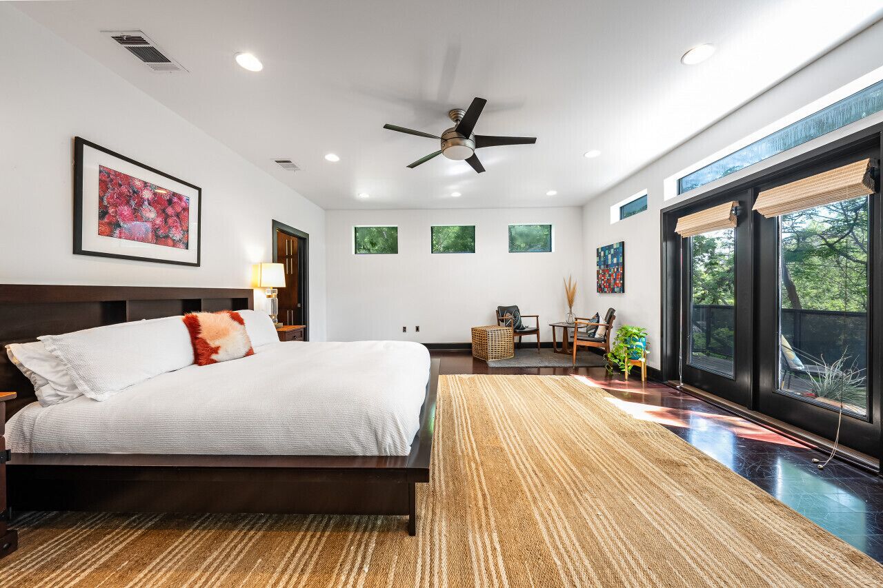 8 habitaciones, escritorio y tabla de planchar con plancha 