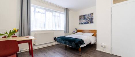 1 slaapkamer, een bureau, een strijkplank/strijkijzer, gratis wifi