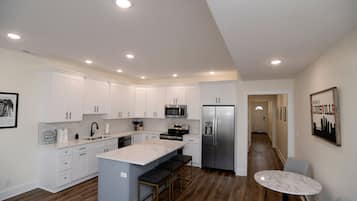 Jääkaappi, uuni, liesi, leivänpaahdin