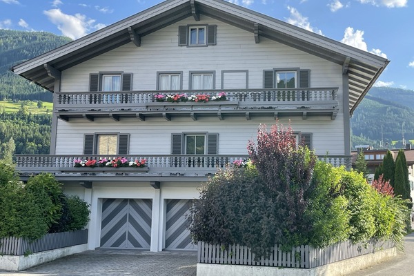 Vorderansicht Haus Sommer