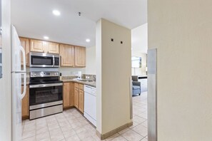 ثلاجة، ميكروويف، فر�ن، موقد طهي مسطح