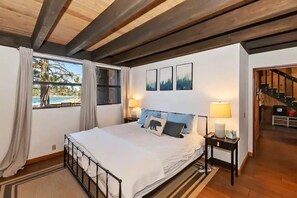 4 bedrooms, WiFi, bed sheets - Luxurious Lakefront Mountain Chalet with Hot Tub (Big Bear Lake)