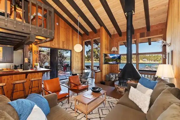 TV, fireplace - Luxurious Lakefront Mountain Chalet with Hot Tub (Big Bear Lake)