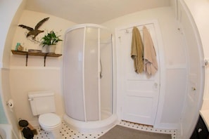 Shower, hair dryer, towels, soap - The Jackson (Nashville)