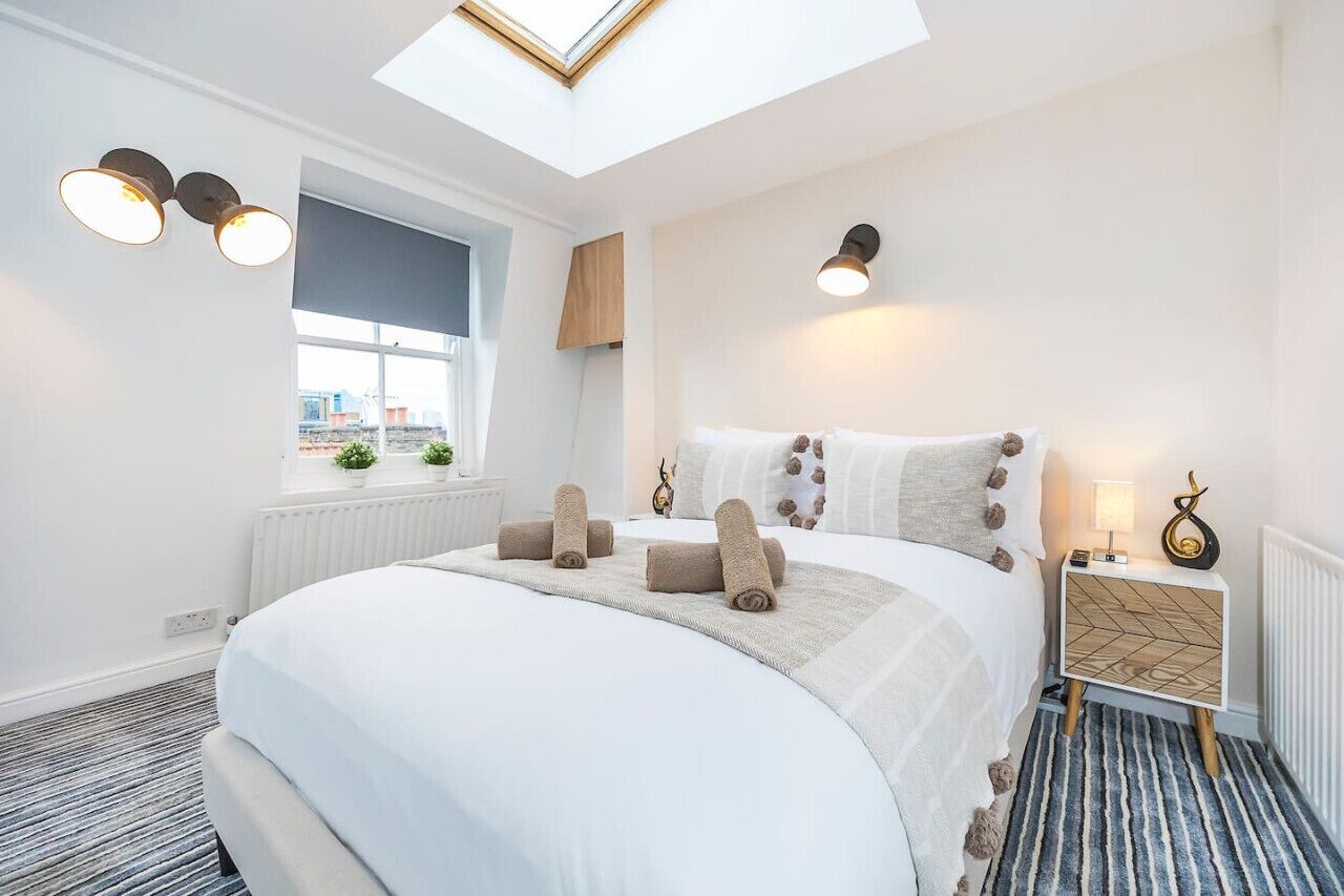 1 bedroom, desk, WiFi