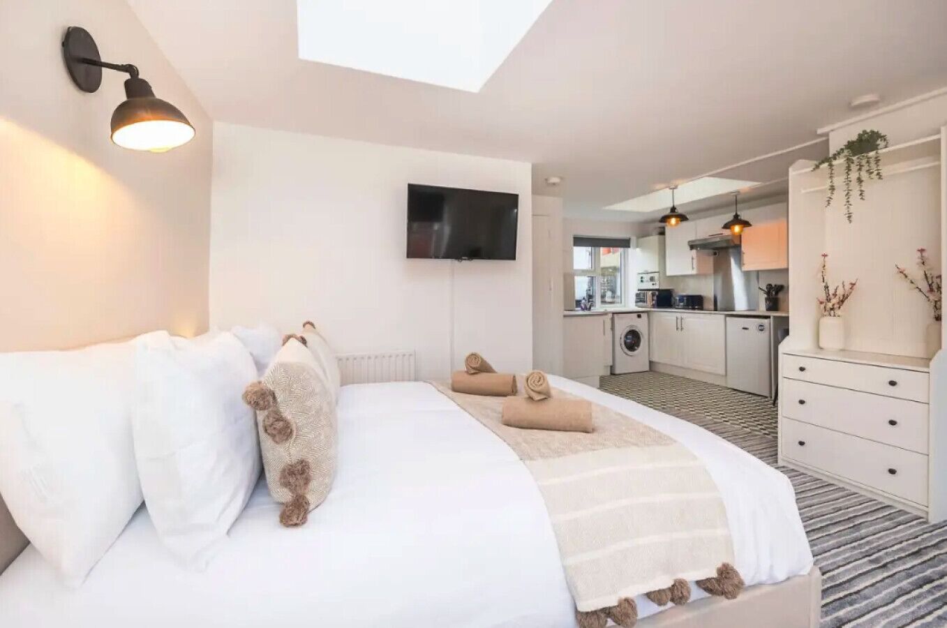 1 bedroom, desk, WiFi