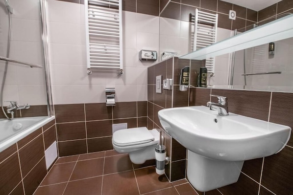 Un baño moderno con lavamanos grande, inodoro y zona de ducha.