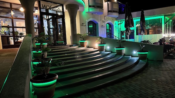 Fassade der Unterkunft – Abend/Nacht