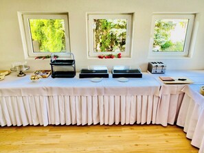 Free daily buffet breakfast 
