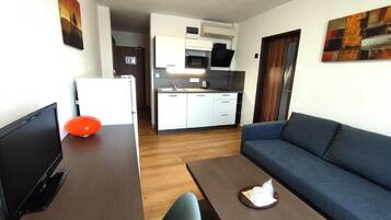 Family Studio | Blackout drapes, free WiFi, bed sheets