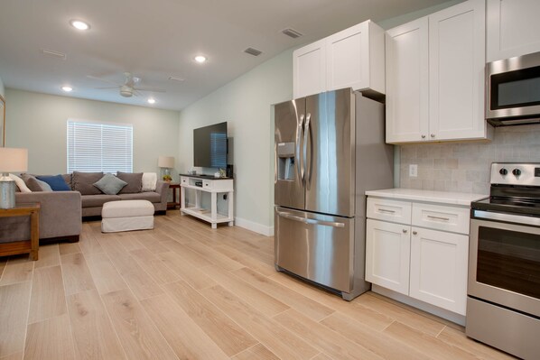 Réfrigérateur, micro-ondes, four, plaque de cuisson