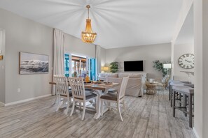 TV connectée, cheminée, jeux vidéo, table de tennis de table