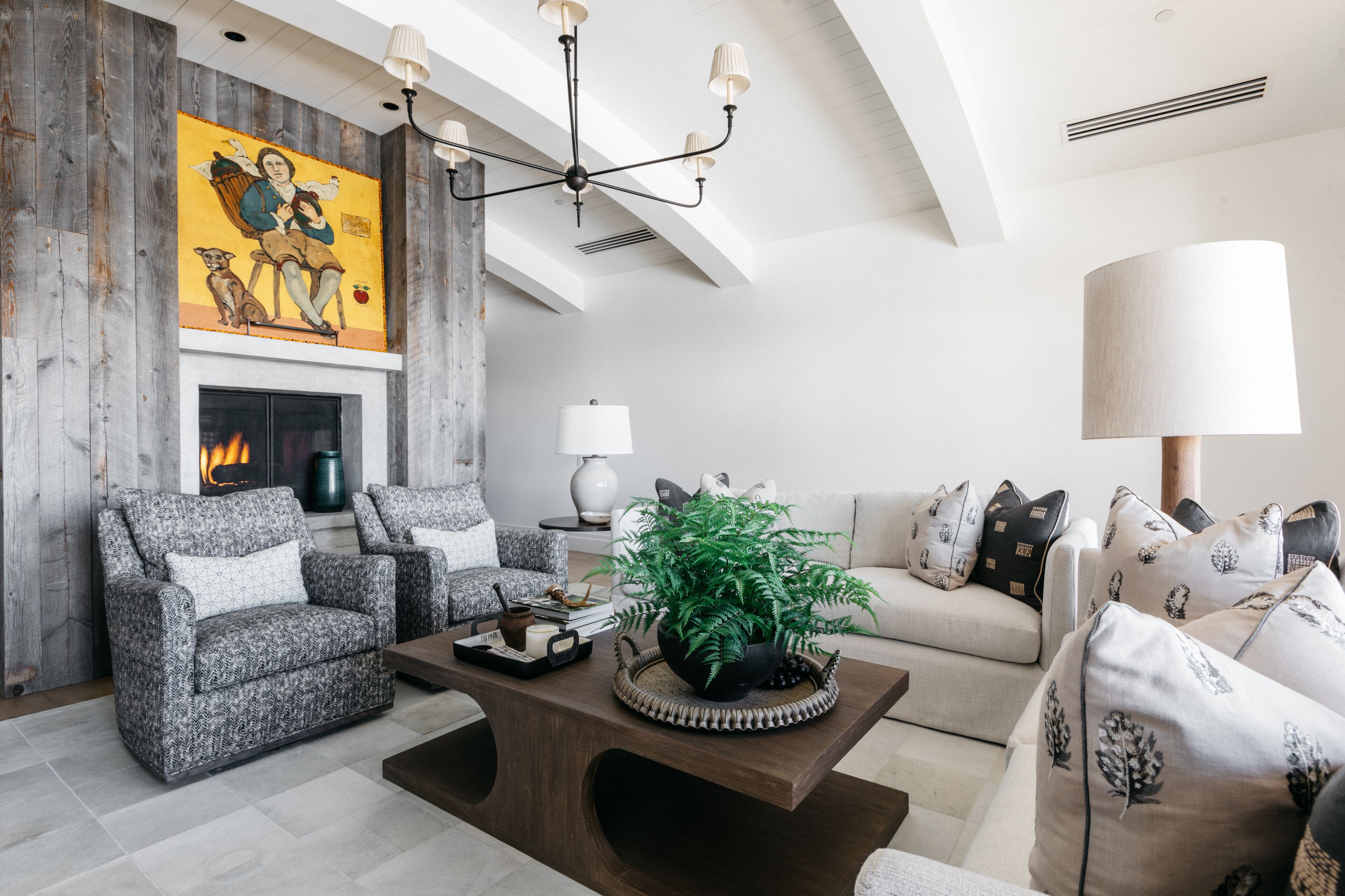 Stunning mountain views from this spacious Thundersprings condo!