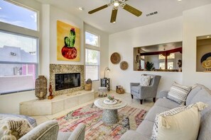 Smart TV, fireplace, books - Boho style desert house with Amazing Views and pool & spa (Desert Hot Springs)