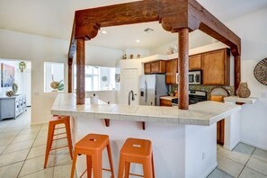 Fridge, microwave, oven, stovetop - Boho style desert house with Amazing Views and pool & spa (Desert Hot Springs)