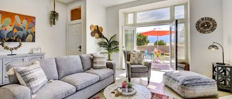 TV connectée, cheminée, livres