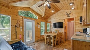 Ein Urlaubsdomizil mit Essbereich, Küche und großem Fenster.