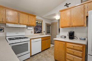 ثلاجة، ميكروويف، فرن، موقد طهي مسطح