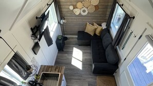 Ein kompakter Wohnbereich mit Küchenzeile, einer Couch und einem Essbereich.