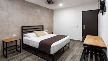 Basic Room | Desk, laptop workspace, iron/ironing board, free WiFi