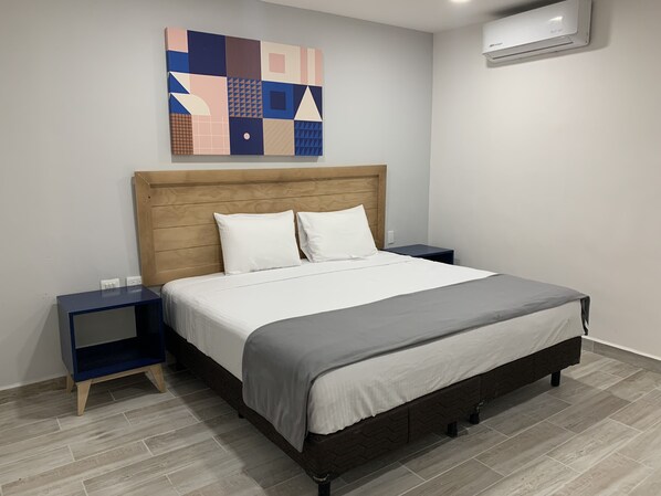 Premium Room, 1 King Bed | Desk, laptop workspace, iron/ironing board, free WiFi - Capital Hotel Saltillo (Saltillo)