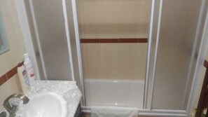 SĂšche-cheveux, bidet, serviettes fournies, savon