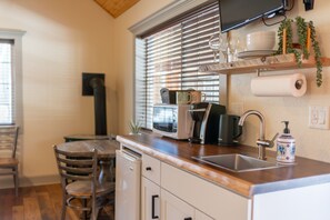 Een koelkast, een microgolfoven, een koffiezetapparaat/waterkoker