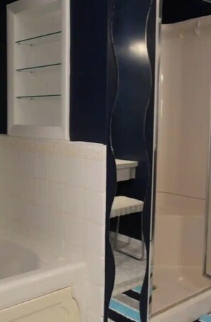 Hair dryer, towels, soap, toilet paper - Spacious apartment in Buffalo (Buffalo)