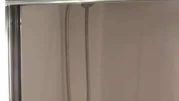 Secador de pelo, toallas, jabón, papel higiénico