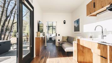 Espace de travail pour ordinateur portable, Wi-Fi gratuit, draps fournis