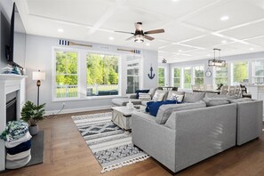 Smart TV, chimenea, futbolito, libros