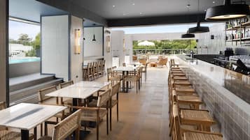 Phục vụ bữa sáng, bữa trưa, bữa tối, món địa phương và quốc tế