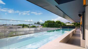 Alberca al aire libre por temporada y camastros