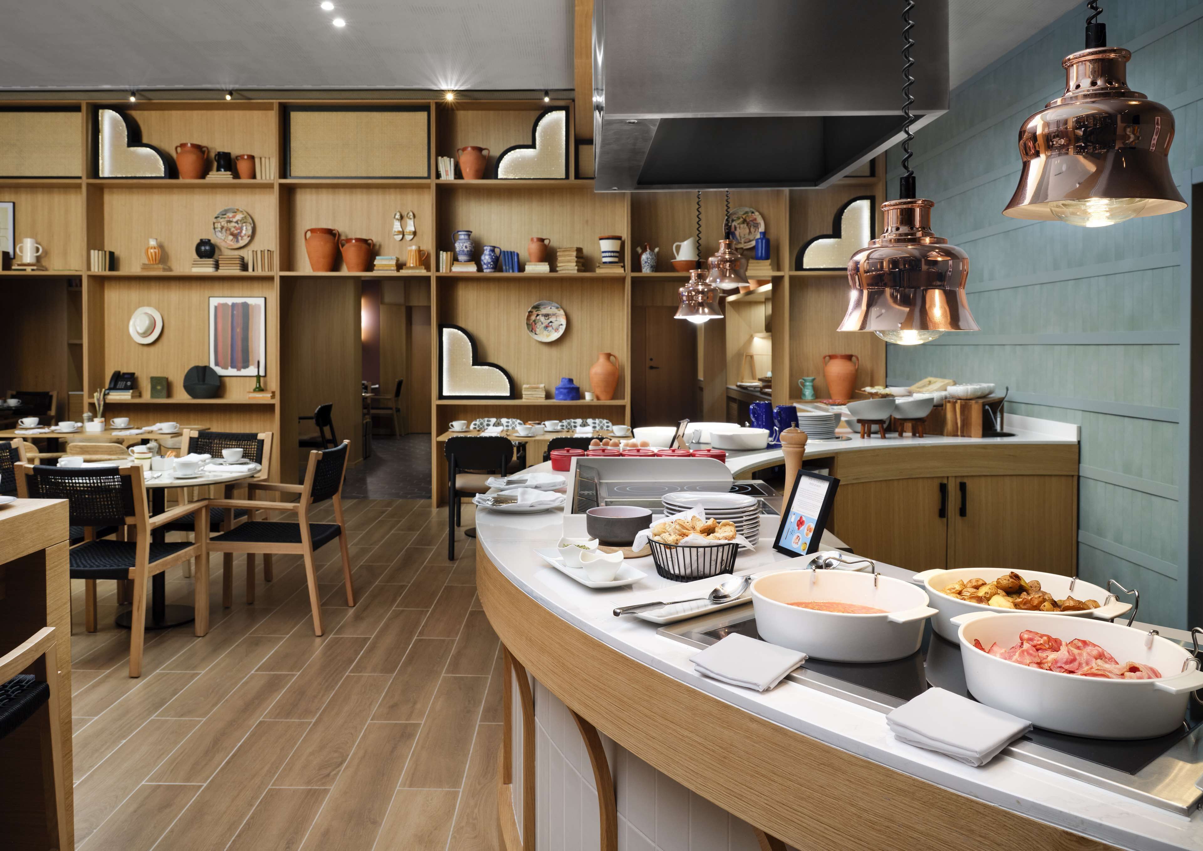 朝食 (ビュッフェ)、毎日提供 (有料)