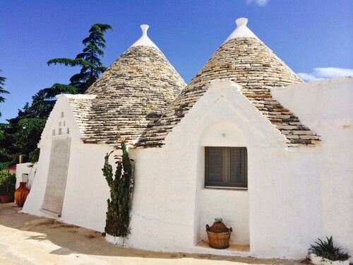 Trulli in historic farmhouse in panoramic position between sea and hills