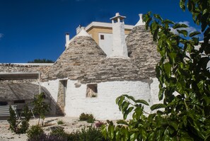 Exterior - Trulli in historic farmhouse in panoramic position between sea and hills (Puglia)