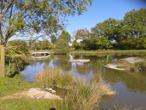  Holiday home with lake and grounds for families and groups.