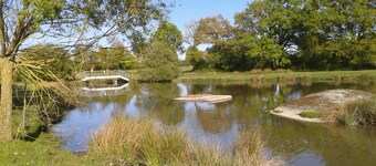  Holiday home with lake and grounds for families and groups.