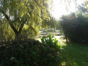 Property grounds -  Holiday home with lake and grounds for families and groups. (L'Auvergneuse, Fenery)