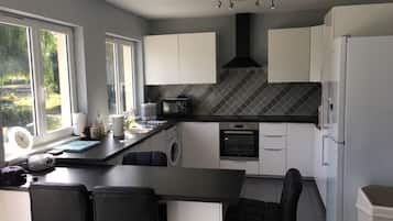 Køleskab, mikrobølgeovn, ovn, kogeplade