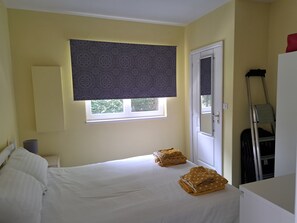 3 bedrooms, in-room safe, iron/ironing board, travel cot