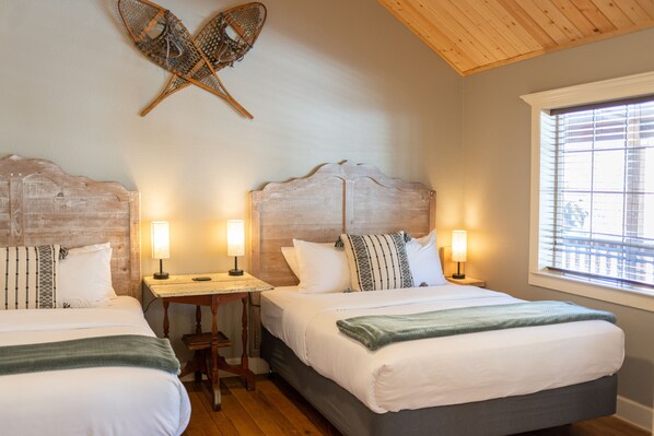 1 bedroom, desk, iron/ironing board, free WiFi - Shasta View Lodge - Cabin 4 (McCloud)