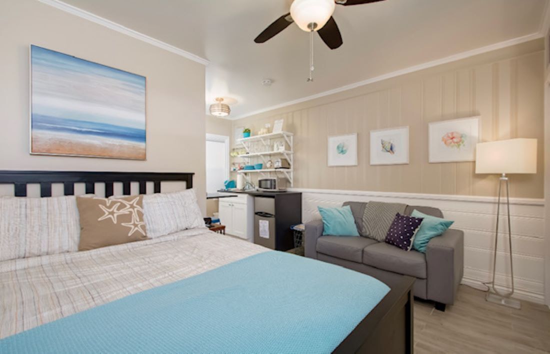 Cozy private studio right on the Bay!