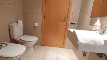 Dusche, Haartrockner, Bidet, Handtücher