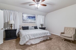 4 bedrooms, desk, iron/ironing board, WiFi - Spacious/open 4 bedroom 3 bath with office (Lafayette)